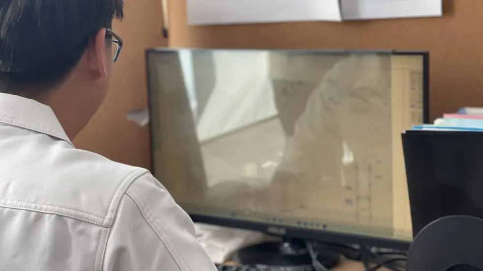 モニターを見ながら打ち合わせをする様子