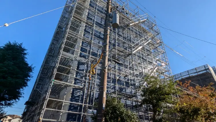 高層ビルの足場工事の様子