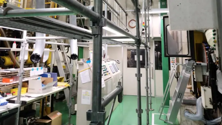 足場が置いてある作業場所