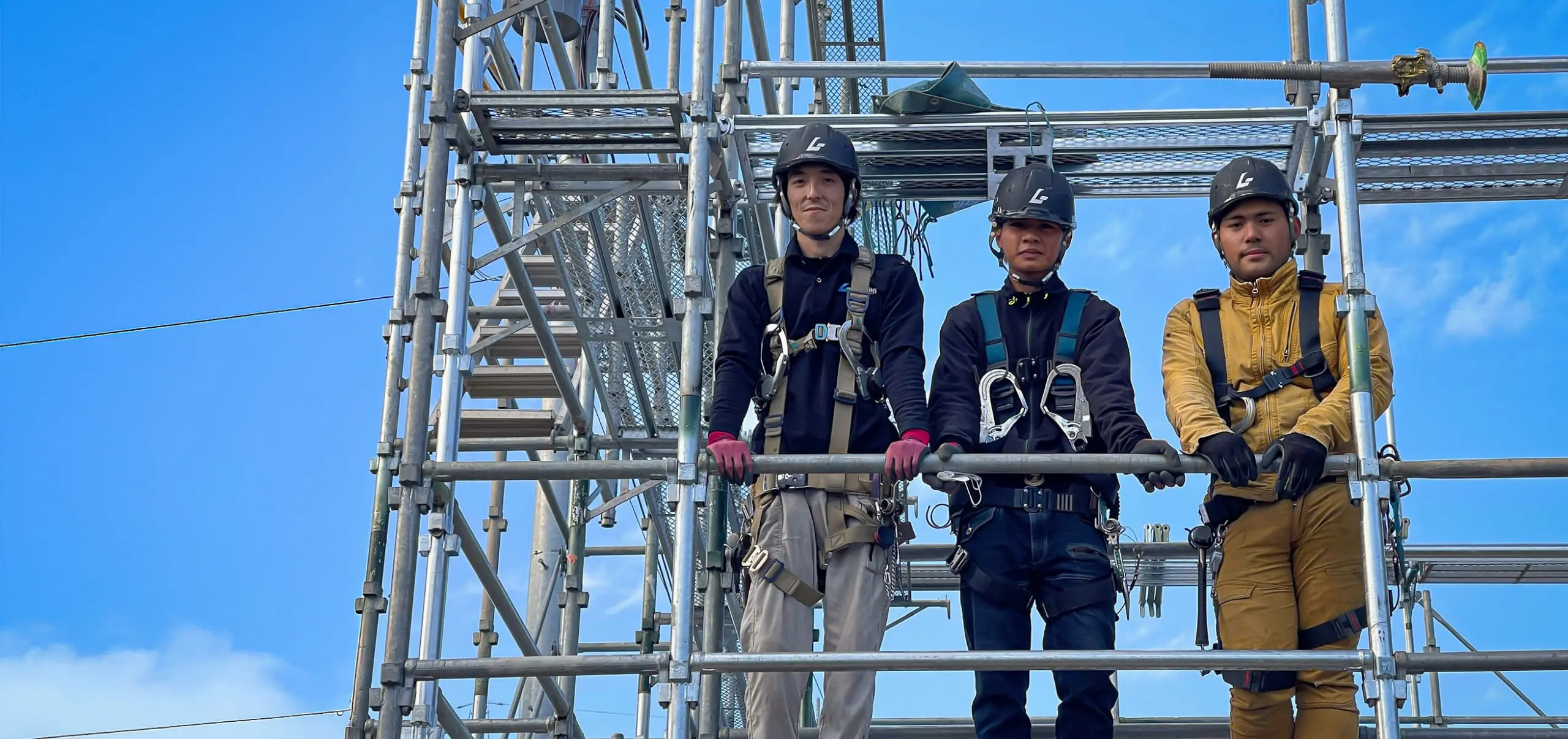 足場で作業員が並んでいる様子