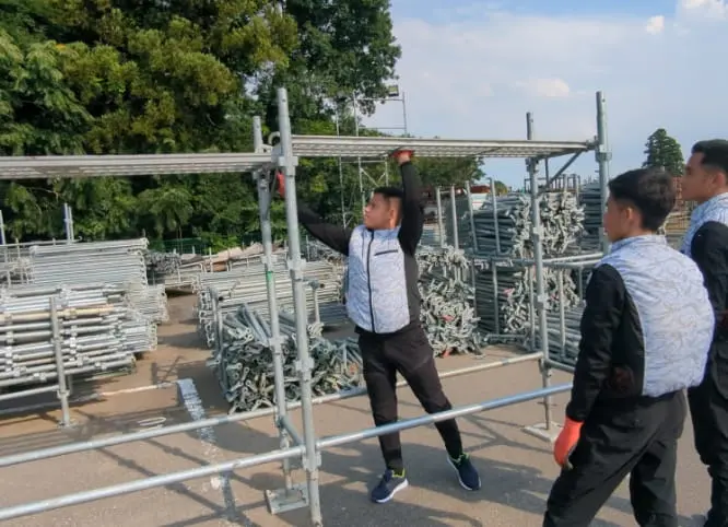 足場の実習を行っている屋外での研修風景