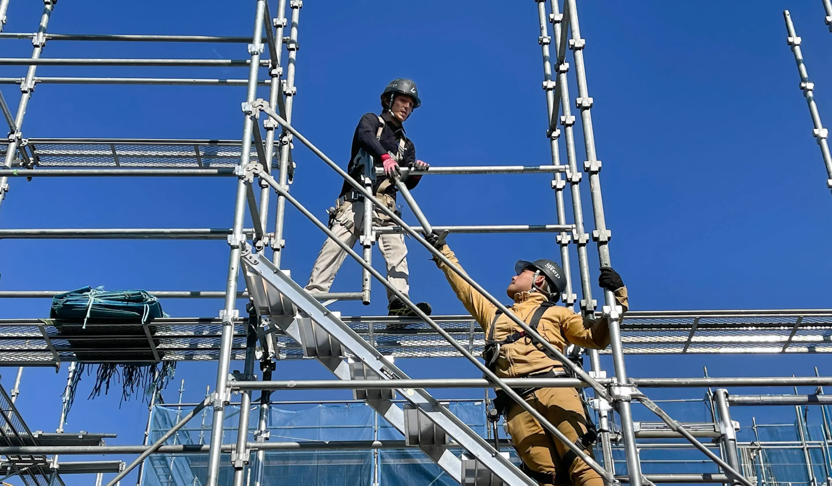 足場で作業する作業員たち