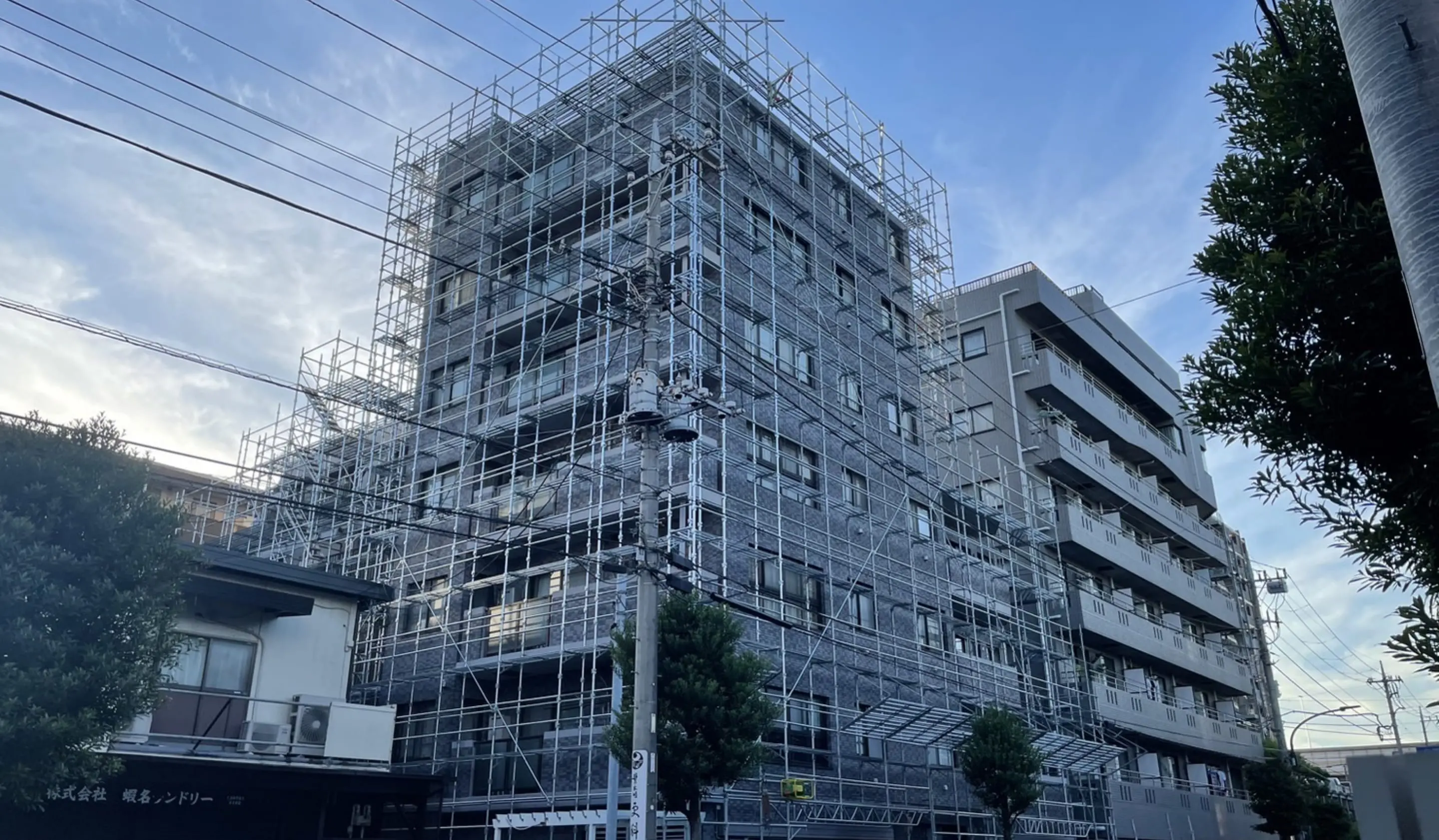 足場が建っているビル