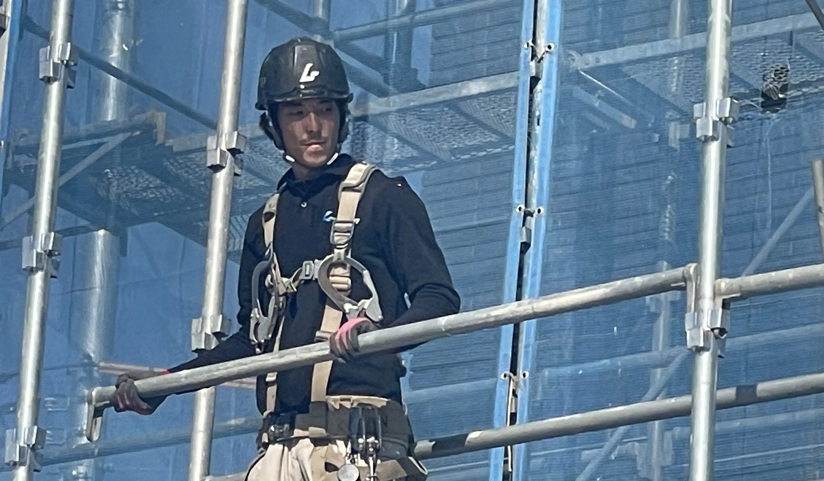 慎重に足場を組む作業員