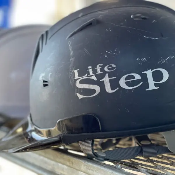 「Life Step」と書かれたヘルメット