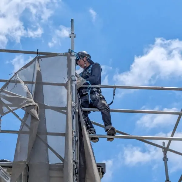足場の上で作業する建設作業員