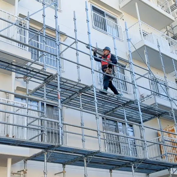 建物の外壁に設置された足場